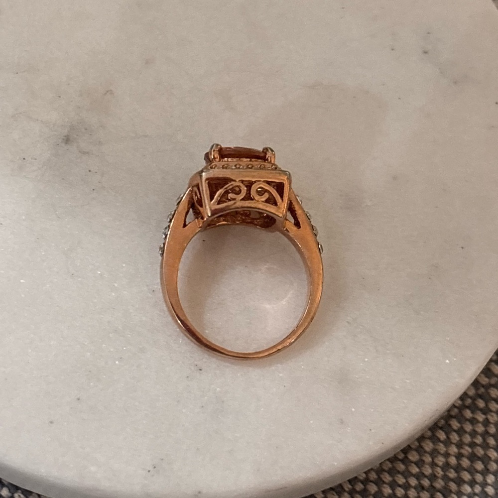 Elegant Gold and Orange Gemstone Ring - Picture 4 of 4